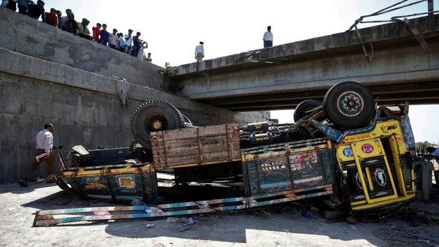 Police officers inspect the site of an accident after a truck carrying wedding party guests plunged into a dry riverbed, in Ranghola village, Bhavnagar district, Gujarat on March 6, 2018. (Amit Dave / REUTERS) Police officers inspect the site of an accident after a truck carrying wedding party guests plunged into a dry riverbed, in Ranghola village, Bhavnagar district, Gujarat on March 6, 2018. (Amit Dave / REUTERS)
