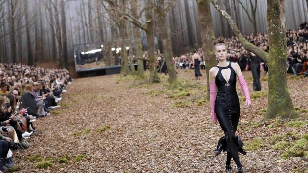 A model presents a creation for Chanel during the 2018/2019 fall/winter collection fashion show in Paris. (Patrick Kovarik / AFP) A model presents a creation for Chanel during the 2018/2019 fall/winter collection fashion show in Paris. (Patrick Kovarik / AFP)