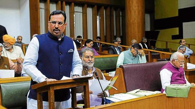 Haryana finance minister Capt Abhimanyu presenting the state budget for 2018-19 in the state assembly in Chandigarh on Friday. Chief minister Manohar Lal Khattar is also seen in the picture.(HT Photo)