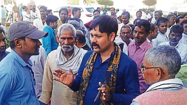 Bahujan Samaj Party workers seeking votes for Samajwadi Party alliance candidate Praveen Nishad at Turkmanpur in Gorakhpur on Friday.(HT Photo) Bahujan Samaj Party workers seeking votes for Samajwadi Party alliance candidate Praveen Nishad at Turkmanpur in Gorakhpur on Friday.(HT Photo)
