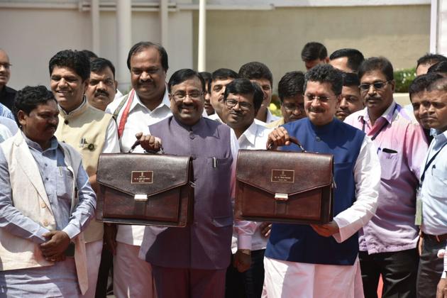 (LtoR) State finance minister Sudhir Mungantiwar and minister for state for finance Deepak Kesarkar arrive at Vidhan Bhavan, Mumbai, on Friday afternoon to present the state budget. (Anshuman Poyrekar/HT Photo) (LtoR) State finance minister Sudhir Mungantiwar and minister for state for finance Deepak Kesarkar arrive at Vidhan Bhavan, Mumbai, on Friday afternoon to present the state budget. (Anshuman Poyrekar/HT Photo)