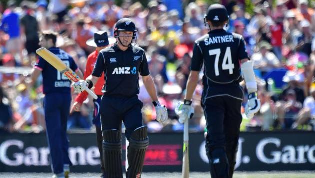 New Zealand's Henry Nicholls (2R) celebrates his half-century with teammate Mitchell Santner (R) during the fifth and final ODI between New Zealand and England at Hagley Oval in Christchurch on March 10, 2018.(AFP)