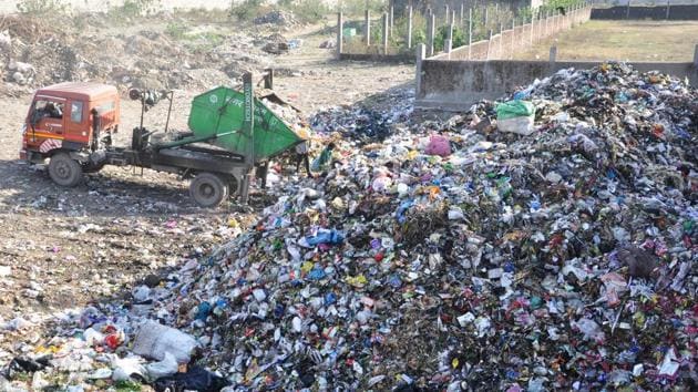 Only 3% wards in Uttarakhand have facility of 100% waste segregation at source. (Above) A dumping ground along the Haridwar Bypass in Dehradun.(Vinay S Kumar/HT Photo)