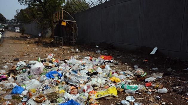 Indiscriminate garbage dumping is one of the serious issues faced by the area residents.(Shankar Narayan/HT PHOTO)