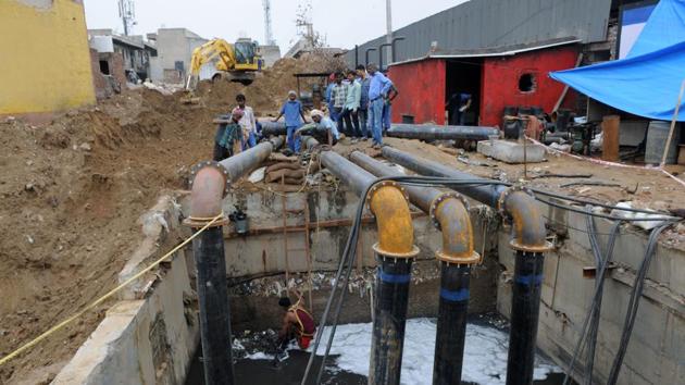 Huda is widening the drain in Khandsa to minimise waterlogging on NH-8 and its service lane during the rains. (Parveen Kumar/HT Photo) Huda is widening the drain in Khandsa to minimise waterlogging on NH-8 and its service lane during the rains. (Parveen Kumar/HT Photo)