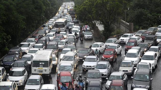 Most of the arterial roads, particularly the roads in Noida connected to the DND Flyway, Master Plan-II Road, Road No.6 and the Delhi-Noida Link Road, witness congestion during peak hours. (Sunil Ghosh/HT File) Most of the arterial roads, particularly the roads in Noida connected to the DND Flyway, Master Plan-II Road, Road No.6 and the Delhi-Noida Link Road, witness congestion during peak hours. (Sunil Ghosh/HT File)
