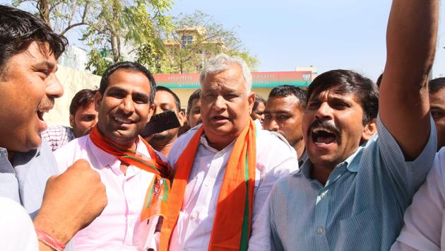 Lalsot MLA Kirori Lal Meena being cheered by supporters after he joined BJP.(Himanshu Vyas/HT Photo)