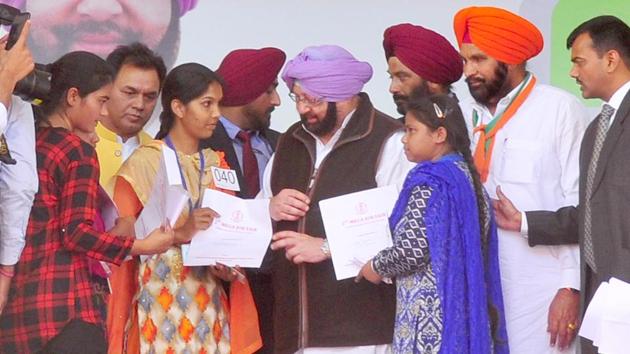 Punjab chief minister Captain Amarinder Singh handing over appointment letters to candidates during a job fair at PAU in Ludhiana on Sunday. (Gurminder Singh/HT) Punjab chief minister Captain Amarinder Singh handing over appointment letters to candidates during a job fair at PAU in Ludhiana on Sunday. (Gurminder Singh/HT)