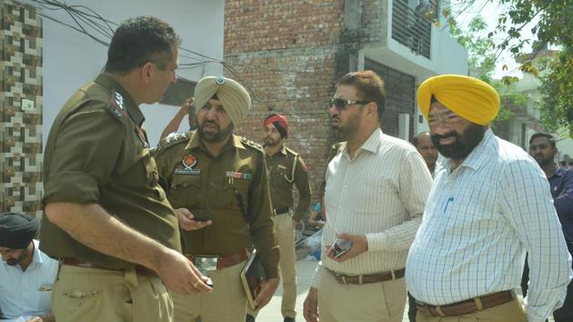 A police team at the house where body of the victim was found in labour quarters of Bharti Colony on Bahadurke road in Ludhiana on Saturday. (HT Photo) A police team at the house where body of the victim was found in labour quarters of Bharti Colony on Bahadurke road in Ludhiana on Saturday. (HT Photo)