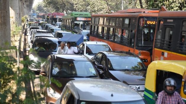 Vehicles stuck in traffic jam in Delhi’s Karol Bagh area on March 5.(Sanchit Khanna/HT Photo)