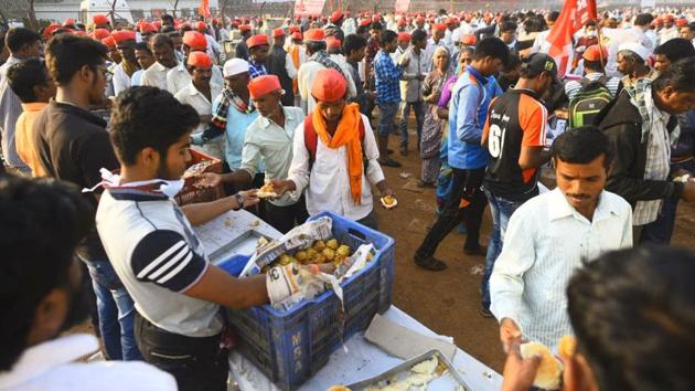 In a show of support people were seen distributing vada pav to farmers arriving at Azad maidan this morning. Ajit Nawale,state president of the Akhil Bharatiya Kisan Sabha said that if the farmers are ready to sit on a hunger strike at Azad Maidan if they are ‘tricked’ or if they are stopped at any point from going to the Vidhan Sabha. (Pratik Chorge / HT Photo)