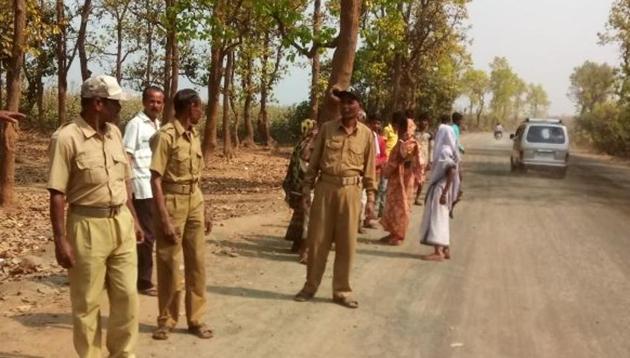 Forest Protection Committee personnel patrolling village roads at Lalgarh in West Bengal (HT Photo) Forest Protection Committee personnel patrolling village roads at Lalgarh in West Bengal (HT Photo)