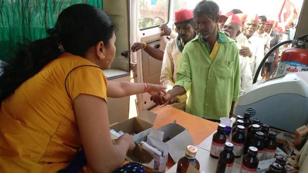 A medical staff of Thane Civil hospital is seen distributing medicines to farmers at Azan Maidan in south Mumbai. Dr Sanjay Charole, medical officer Civil hospital said, “I have been here since morning and about 50 people have come. They are getting treated mostly for legs hurting, sores and boils on legs. Many of them are walking barefoot.” (Pratik Chorge / HT Photo)