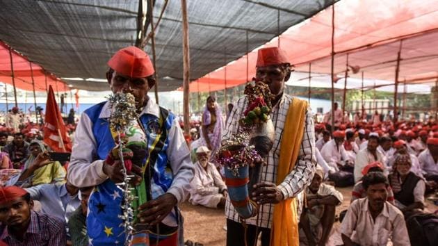 Organised by the All India Kisan Sabha (AIKS), the farmer’s wing of Communist Party of India-Marxist, farmers sporting red caps, red flags, beating drums and cymbals and the tribal blowing instrument --’tarpa’. (Kunal Patil / HT Photo)