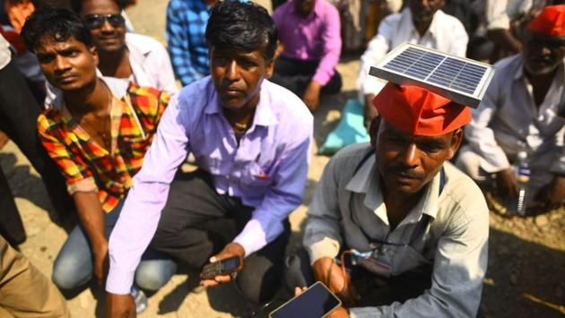 Helping out farmers out for days, Nathu Nivrutti Udaar from Trimbakeshwar has been doing his bit by travelling with a solar panel he keeps on head to help other farmers charge their mobile phones. (Pratik Chorge / HT Photo)