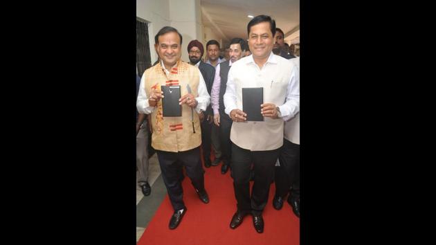 Assam chief minister Sarbananda Sonowal (right) and finance minister Himanta Biswa Sarma show the tablets containing the state’s annual budget document, before presentation in the state assembly on Monday. (HT PHOTO) Assam chief minister Sarbananda Sonowal (right) and finance minister Himanta Biswa Sarma show the tablets containing the state’s annual budget document, before presentation in the state assembly on Monday. (HT PHOTO)