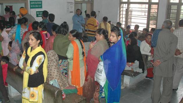 The state health department’s failure to attract fresh blood of doctors due to meagre salaries during their contract period has resulted in an increased patient load at government hospitals in Punjab. (HT File) The state health department’s failure to attract fresh blood of doctors due to meagre salaries during their contract period has resulted in an increased patient load at government hospitals in Punjab. (HT File)