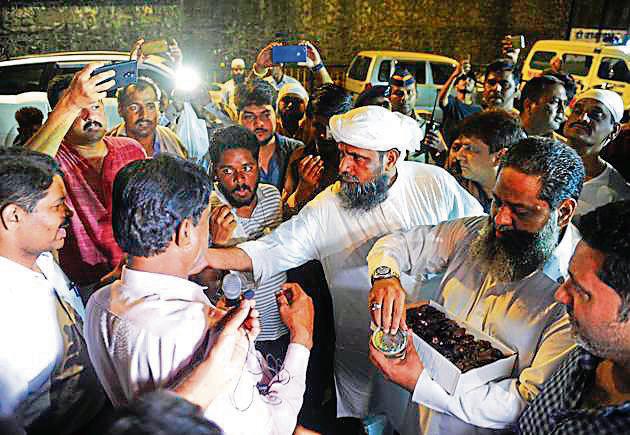 A Muslim group distributes water bottles and dates to farmers at Azad Maidan on Monday. (Pratik Chorge/HT) A Muslim group distributes water bottles and dates to farmers at Azad Maidan on Monday. (Pratik Chorge/HT)