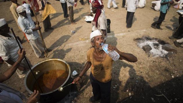 Farmers prepare lunch during their rally after they reached Sonale village in Kalyan Taluka, Maharashtra yesterday. (Pratik Chorge / HT Photo)