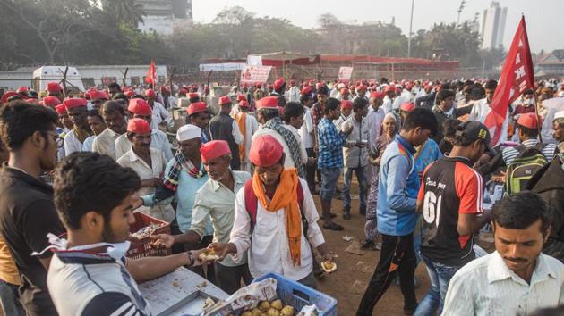 Food being distributed to farmers at Azad Maidan during their protest in Mumbai on Monday. (Pratik Chorge/HT Photo) Food being distributed to farmers at Azad Maidan during their protest in Mumbai on Monday. (Pratik Chorge/HT Photo)
