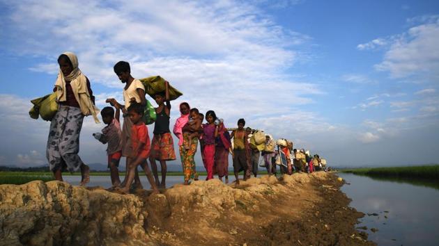 Rohingya Muslim refugees who were stranded after leaving Myanmar walk towards the Balukhali refugee camp after crossing the border in Bangladesh's Ukhia district on November 2, 2017. (AFP File Photo) Rohingya Muslim refugees who were stranded after leaving Myanmar walk towards the Balukhali refugee camp after crossing the border in Bangladesh's Ukhia district on November 2, 2017. (AFP File Photo)