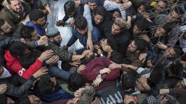 People shout slogans near the body of slain militant Eesa Fazili during his funeral procession in Srinagar on Monday.(Waseem Andrabi /HT Photo)