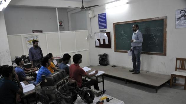 Teachers started teaching students at the Sinhgad college, Vadgaon campus in Pune, on Friday, March 9.(HT PHOTO) Teachers started teaching students at the Sinhgad college, Vadgaon campus in Pune, on Friday, March 9.(HT PHOTO)