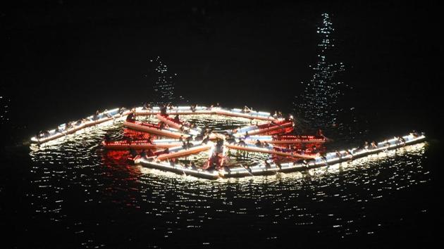 Students of COEP display Punt Formation during 90th Regatta at Boat Club in Pune and their efforts were well appreciated. (ht photo)