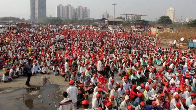 Wary of the potential ramifications as the farmers prepared to lay ‘seige’ on the Maharashtra Legislature on Monday afternoon, the state government hurriedly formed a high-powered six-member Ministerial Committee to discuss all issues with the peasants. (Vijayanand Gupta / HT Photo)