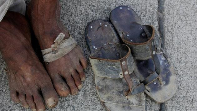 Many of the marchers, braving the early summer heat, were seen reaching Mumbai with red and swollen eyes, broken or temporarily mended footwear, dusty, torn clothes, having barely managed a square meal during the past week as they started from Nashik on Wednesday. (Praful Gangurde / HT Photo)