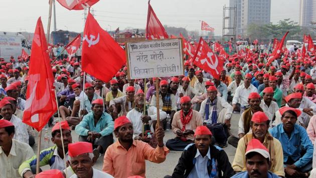 Farmers from the Akhil Bharatiya Kisan Sabha in Thane, Maharashtra, March 11. Their demands include fair allocation of forest land, a minimum support price that is one and a half times that of the production cost and waiving of pending energy bills (Praful Gangurde) Farmers from the Akhil Bharatiya Kisan Sabha in Thane, Maharashtra, March 11. Their demands include fair allocation of forest land, a minimum support price that is one and a half times that of the production cost and waiving of pending energy bills (Praful Gangurde)