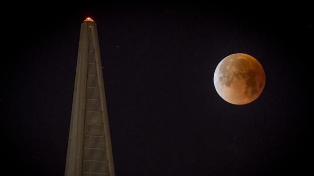 A super blue blood moon sets behind the Transamerica Pyramid in San Francisco, California, on January 31.(David Paul Morris/ Bloomberg)