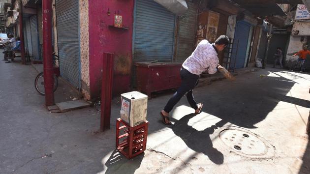 People play cricket at the deserted Bara Bazar automobile wholesale market after shops were shut to protest against sealing drive on Tuesday. (Sonu Mehta/HT PHOTO) People play cricket at the deserted Bara Bazar automobile wholesale market after shops were shut to protest against sealing drive on Tuesday. (Sonu Mehta/HT PHOTO)