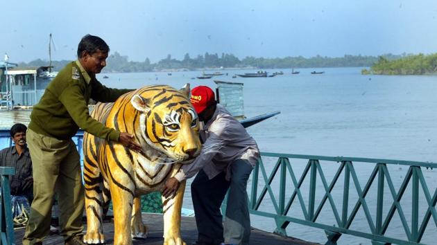 Forest guards hold a model of a tiger at the Sanzekhali Tiger Reserve in the Sunderbans magrove forest delta, January 12, 2004.(REUTERS) Forest guards hold a model of a tiger at the Sanzekhali Tiger Reserve in the Sunderbans magrove forest delta, January 12, 2004.(REUTERS)