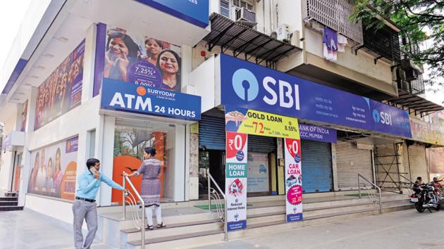 The SBI also offers its customers to shift from a regular savings bank account to basic savings bank deposit account on which no charges are levied.(Aniruddha Chowhdury/Mint.)