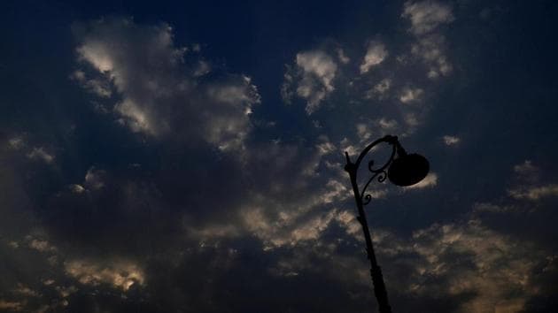 On Tuesday, Pune experienced a maximum temperature of 37 degrees Celsius, while the minimum temperature was recorded to be 17.1 degrees Celsius. (Ravindra Joshi/HT PHOTO) On Tuesday, Pune experienced a maximum temperature of 37 degrees Celsius, while the minimum temperature was recorded to be 17.1 degrees Celsius. (Ravindra Joshi/HT PHOTO)