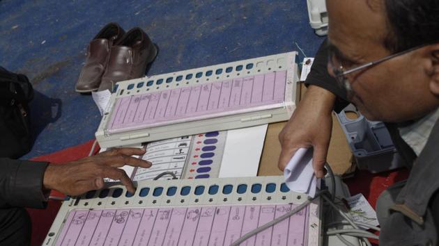 Polling officers check electronic voting machines (EVMs) at an EVM distribution centre, Phase 2, Noida, NCR (File Photo)(Burhaan Kinu/HT) Polling officers check electronic voting machines (EVMs) at an EVM distribution centre, Phase 2, Noida, NCR (File Photo)(Burhaan Kinu/HT)