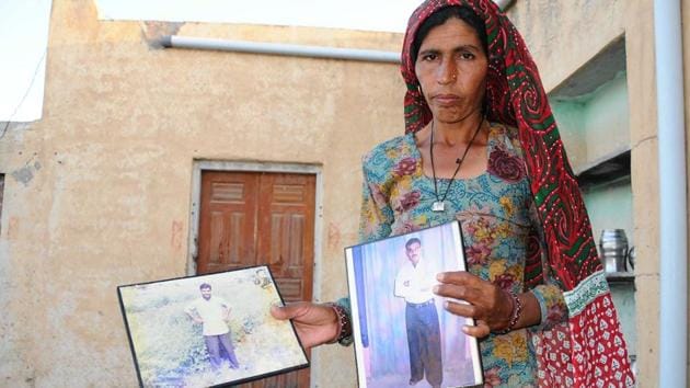 Dara Singh’s widow, Sushila Devi shows photos of her husband at her residence. (HT File Photo.) Dara Singh’s widow, Sushila Devi shows photos of her husband at her residence. (HT File Photo.)
