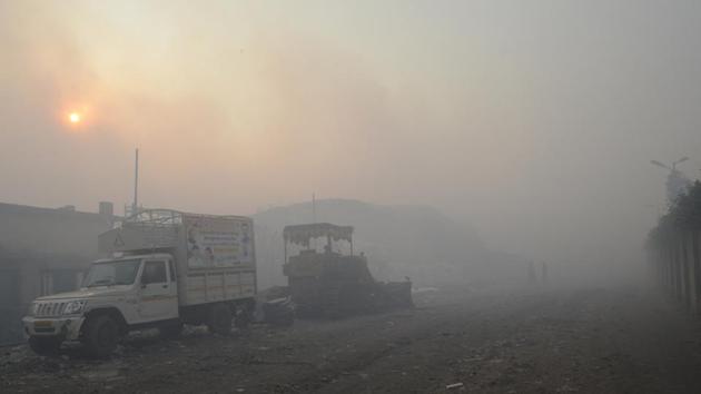 Smoke engulfs the area around Adharwadi dumping ground in Kalyan on Monday(Rishikesh Choudhary/ ht)