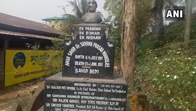 The face of Mukherjee’s statue at Rabindra Nagar area of the town was found damaged on Wednesday morning. (ANi/Twitter) The face of Mukherjee’s statue at Rabindra Nagar area of the town was found damaged on Wednesday morning. (ANi/Twitter)