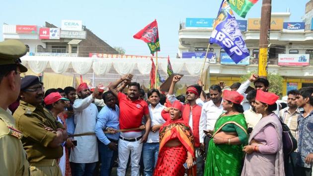SP, BSP workers celebrate in Allahabad as the Samajwadi Party inches towards victory in a by-election on Wednesday.(Anil Kumar Maurya/HT Photo) SP, BSP workers celebrate in Allahabad as the Samajwadi Party inches towards victory in a by-election on Wednesday.(Anil Kumar Maurya/HT Photo)