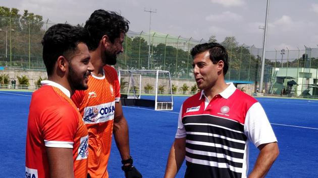 Chris Ciriello (right) with Indian hockey team players.(HT Photo)
