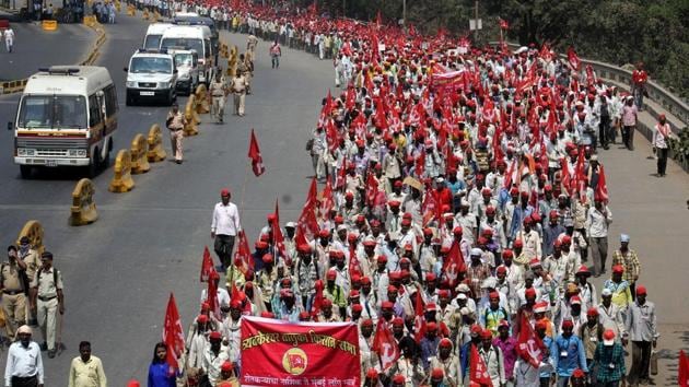 Farmers under the banner of the Akhil Bharatiya Kisan Sabha, walked 180 km over six days to reach Mumbai. (Praful Gangurde/HT Photo) Farmers under the banner of the Akhil Bharatiya Kisan Sabha, walked 180 km over six days to reach Mumbai. (Praful Gangurde/HT Photo)