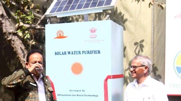 Union environment minister Harsh Vardhan (left) drinking water from the solar water purifier developed by scientist SP Gon Choudhury (right). (Photo: Harsh Vardhan’s FB account) Union environment minister Harsh Vardhan (left) drinking water from the solar water purifier developed by scientist SP Gon Choudhury (right). (Photo: Harsh Vardhan’s FB account)