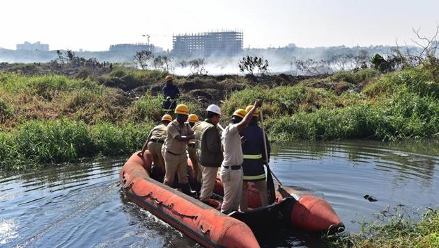 Bellandur Lake, known for high levels of pollution, caught fire on January 19, 2018. Billowing huge clouds of smoke can be seen on the Yemlur side of the lake.(PTI File Photo)