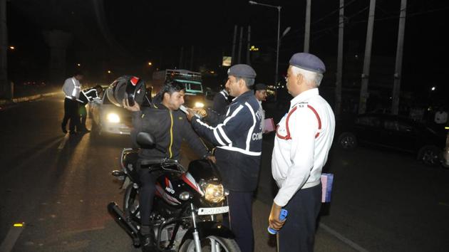 The Gurgaon traffic police has been conducting anti-drink driving campaigns around festival season and using breathalysers to check if motorists were driving under the influence. (Parveen Kumar/HT Photo) The Gurgaon traffic police has been conducting anti-drink driving campaigns around festival season and using breathalysers to check if motorists were driving under the influence. (Parveen Kumar/HT Photo)