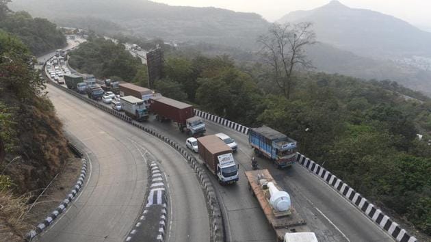 For heavy vehicles (buses and trucks), the new speed limit prescribed is 100 km/hr on expressways,90 km/hr on national highways and 60km/hour on roads within municipal limits.(HT File Photo)