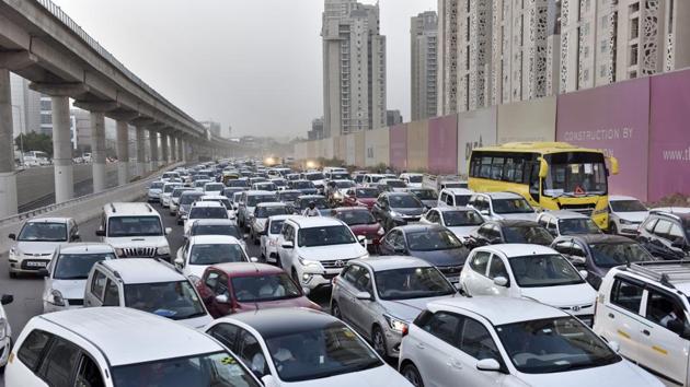 Many commuters were not aware of the closure. (Sanjeev Verma/HT PHOTO) Many commuters were not aware of the closure. (Sanjeev Verma/HT PHOTO)