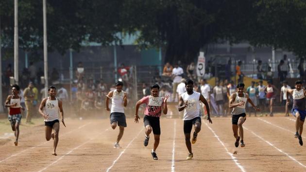 Candidates race against each other, at the police recruitment drive, at Shivajinagar Police Headquaters in Pune. (RAHUL RAUT/HT PHOTO )