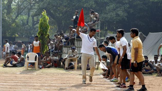Candidates, at the police recruitment drive, get ready for the race, at Shivajinagar Police Headquaters in Pune. (RAHUL RAUT/HT PHOTO )